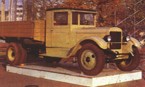 Довоенный ЗИС-5 1933 г. на постаменте