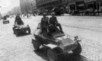 Бронеавтомобили БА-64Б проходят по улице Бухареста. 1944 год. Обращает на себя внимание камуфляжная окраска боевых машин.