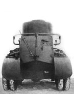 Испытание бронеавтомобиля БАИ с радиостанцией 71-ТК-1. Поручневая антенна установлена на корпусе, на правом крыле уложены вездеходные цепи «Оверолл», на корме закреплен лом. НИБТ полигон, зима 1935 года.