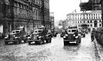 Бронеавтомобили БАИ движутся мимо Исторического музея на Красную площадь. Москва, 7 ноября 1934 года.