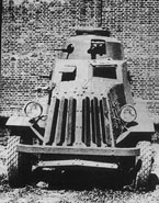 Бронеавтомобиль Д-9, вид спереди. Крышки передней и задней пулеметных установок открыты.