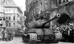 Танк ИС-2 из 1-й чехословацкой танковой бригады на одной из улиц Праги, 10 мая 1945 г. На лобовой броне башни этого танка, слева от пушки, отчётливо видна вмятина от попадания снаряда. Также хорошо виден опознавательный знак в виде славянского триколора на башне.