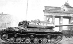 Тяжёлый танк ИС-2 7-ой гвардейской танковой бригады около Бранденбургских Ворот в Берлине. Май 1945 года.