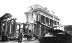 Танки ИС-2 из 7-й гвардейской тяжёлой танковой бригады у Бранденбургских ворот. Берлин, май 1945 года.
