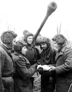 Экипаж танка получает боевую задачу. Венгрия, 2-й Украинский фронт, весна 1945 года.