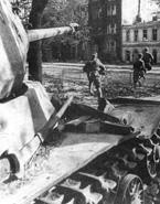 Танки ИС-2 поддерживают пехоту в уличном бою. Берлин, весна 1945 года.
