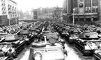 Тяжёлые танки ИС-2 из состава сводного танкового полка на улице Горького перед началом Парада Победы. Москва, 24 июня 1945 года.