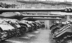 Тяжелые танки ИС-2 на улице Горького. Парад Победы, 24 июня 1945 года.