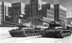 Тяжелые танки ИС-2 на параде в Минске. 1 мая 1952 года. Обе машины самых ранних выпусков. У машины справа – дульный тормоз пушки немецкого типа; кроме того вместо перископического прицела ПТ4-17 на ней установлен прибор наблюдения MK-IV.