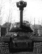 Опытный танк ИС-2 (Объект 240) во дворе завода №100. Осень 1943 года. На пушке стоит Т-образный дульный тормоз (вид спереди).