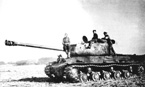 Польский танк ИС-2 с тактическим номером «414» 1-й роты отдельного тяжёлого танкового полка. Март 1945 года. На стволе пушки сидит командир танка лейтенант Шпинов.