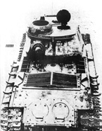 Захваченный немцами танк ИС-2 на Куммерсдорфском полигоне. Обращают на себя внимание значения толщины брони, нанесённые белой краской на различных частях корпуса и башни танка.
