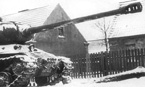 Тяжелый танк ИС-2 под командованием гвардии лейтенанта М. Егорова выходит на исходную позицию. 1-й Белорусский фронт, февраль 1945 года.