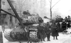 Советские танки ИС-2 из состава 34-го тяжёлого танкового полка, пол командованием полкованика М.Оглобина входят в пригороды Познани. Западная Польша, 1-й Белорусский фронт, конец января 1945 года.