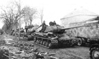 Танки ИС-2 62-го гв. тяжёлого танкового полка на марше. 1-й Белорусский фронт, январь-февраль 1945 года.
