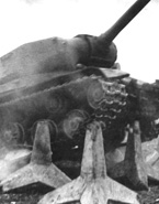Танк ИС-2 преодолевает железобетонные противотанковые «ежи». Восточная Пруссия, 3-й Белорусский фронт, январь 1945 года.