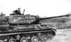 Тяжелый танк ИС-2, принадлежащий 1-й гвардейской танковой армии. Это можно определить по характерному ромбу на танковой башне, в которую вписаны цифры "48/304". Рядом надпись "Месть за брата героя". 1-й Белорусский фронт, февраль 1945 года.