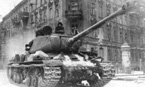 Советские танки проходят через Познань к границам Германии. На фото 81 - ИС-2 34-го гвардейского тяжелого танкового полка (у танка не хватает одного из катков), на снимке 82 -Т-34/85 из части неустановленной нумерации (тактический номер "61"). Февраль 1945 года.