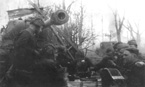 Советские танкисты и пехотинцы отдыхают после боев. Р-н Дунайварош, март 1945 г.