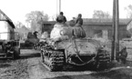 Колонна танков ИС-2 из состава польского 4-ого тяжёлого танкового полка, входят в Мирославец. Польша, март 1945 года. Машины частично имеют на башнях зимний камуфляж.