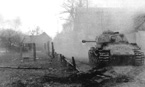 Тяжёлый танк ИС-2 из состава польского 4-ого тяжёлого танкового полка выбирает себе цель. Мирославец, Польша, март 1945 года.