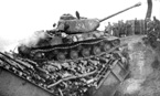 Тяжёлый танк ИС-2 с тактическим номером «424» из состава польского 4-ого тяжёлого танкового полка пересекает мост по фашинам. Восточная Пруссия, апрель 1945 года. Обращает на себя внимание отсутствие одного заднего катка, по всей видимости потерянного в бою.