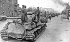 Колонна тяжелых танков ИС-2 на берлинской улице. Апрель 1945 года.