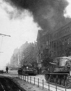 ИС-2 на улице Берлина. Апрель 1945 года.