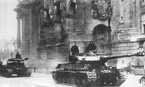 Танки ИС-2 7 ОГвТТБр на улицах Берлина. Апрель 1945 года.