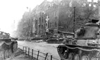 Танки ИС-2 на улицах Берлина. Слева на фотографии тягач на базе танка КВ-1С. Апрель 1945 года.