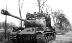 Танк ИС-2 57-го тяжелого танкового полка с десантом пехоты на броне, на подступах к Берлину. 3-я гвардейская танковая армия, 1-й Украинский фронт, апрель 1945 года. На башне виден номер 301, на лобовом листе корпуса различима надпись «Вперед на Берлин», а под ней звезда.