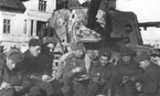 Уточнение боевой задачи командирами ИСУ-122 в 385-м гвардейском тяжелом самоходно-артиллерийском полку. Апрель 1945 года.