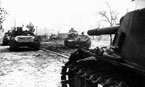 Танки ИС-2 и ИСУ-152 во время штурма Берлина. Апрель 1945 г.