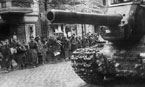 Война окончена! Колонна немецких военнопленных проходит мимо ИСУ-152. Берлин, май 1945 года.