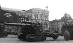 Артиллерийские тягачи "Коминтерн" буксируют 203-мм гаубицы Б-4 с передками раннего типа. Москва, Красная площадь, 7 ноября 1938 года.