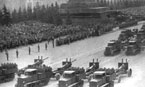Артиллерийские тягачи "Коминтерн" парадным строем со 122-мм корпусными пушками А-19 проходят во время парада по Красной площади. 1937 год.