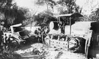 БТ-2 с отвалившимся направляющим колесом цепляют к трактору "Коммунар 9 ГУ", 45-й мехкорпус. 1933 г.
