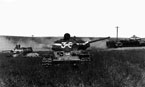 Танки KB-1с и Т-34, подбитые в бою. Лето 1943 года, южный участок советско-германского фронта. Возможно, эти KB-1с входили в состав 1 -го гвардейского танкового полка прорыва 28-й армии Южного фронта.
