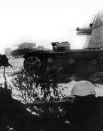 Самоходная установка 76-мм полковой пушки на шасси танка Т-26 поддерживает огнем наступление своей пехоты. Ленинградский фронт, 220-я танковая бригада, зима 1943 года.