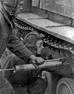Экипаж старшины М.И. Бахметьева производит техосмотр и смазку ходовой части самоходной установки СУ-76М. Уральск, сентябрь 1952 года.