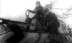 Самоходные установки СУ-76М 8-й самоходно-артиллерийской бригады полковника И.Я. Кочина. На одном из фото САУ заправляются топливом. Белорусский фронт, февраль 1944 года.