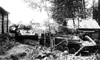 Батарея СУ-76М вступает в освобождённый Красной Армией город Олонец. Все САУ оснащены брёвнами для самовытаскивания. Карельский фронт, июнь 1944 года.