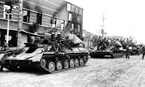 Самоходно-артиллерийские установки СУ-76М с пехотой на броне в освобождённом Минске. Июль 1944 года.