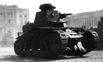 Танки МС-1 (Т-18) на площади Урицкого (так до января 1944 года называлась Дворцовая площадь). Ленинград, 1 мая 1930 года.