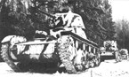 Советские танки Т-26 обр.1939 г года (на переднем плане) и Т-26 обр. 1933 года (сзади). Окрашены в двухцветный деформирующий камуфляж (белые пятна по зелёному фону). Западный фронт, Можайское направление, район обороны 5-ой армии. Декабрь 1941 г.
