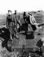 Офицеры Вермахта осматривают подбитый советский танк Т-70. Лето 1942 года.