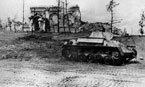 Лёгкий танк Т-70М, подбитый в ходе боя. Судя по остаткам троса, машину пытались эвакуировать в тыл. Весна 1943 года.