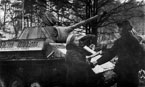 Передача экипажам танков Т-70М из танковой колонны "Тамбовский колхозник". Машина на переднем плане была построена на средства колхозников Покрово-Марфинского района Тамбовской области. На лобовом исте корпуса виден номер Л211452. Зима 1943 года.