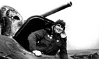 Механик-водитель танка Т-70М, гвардии техник-лейтенант В.П.Якушин, награждённый орденами Отечественной войны и Боевого Красного Знамени, в своей боевой машине. Воронежский фронт, 22 апреля 1943 года.