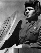 Командир танка Т-70 мл.лейтенант Подкупко, награждённый орденом Красной Звезды. В последних боях он уничтожил 5 противотанковых орудий и 25 огневых точек немцев. Действующая Армия, сентябрь 1942 года.